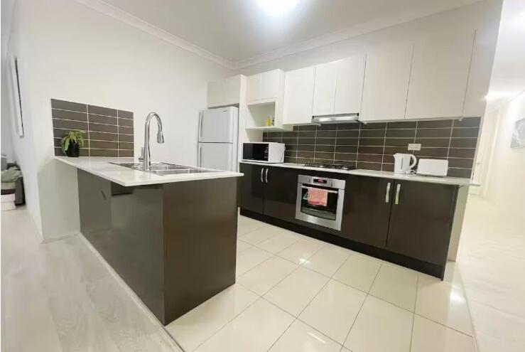Modern 3 Bedroom Flat In Ryde * Sydney